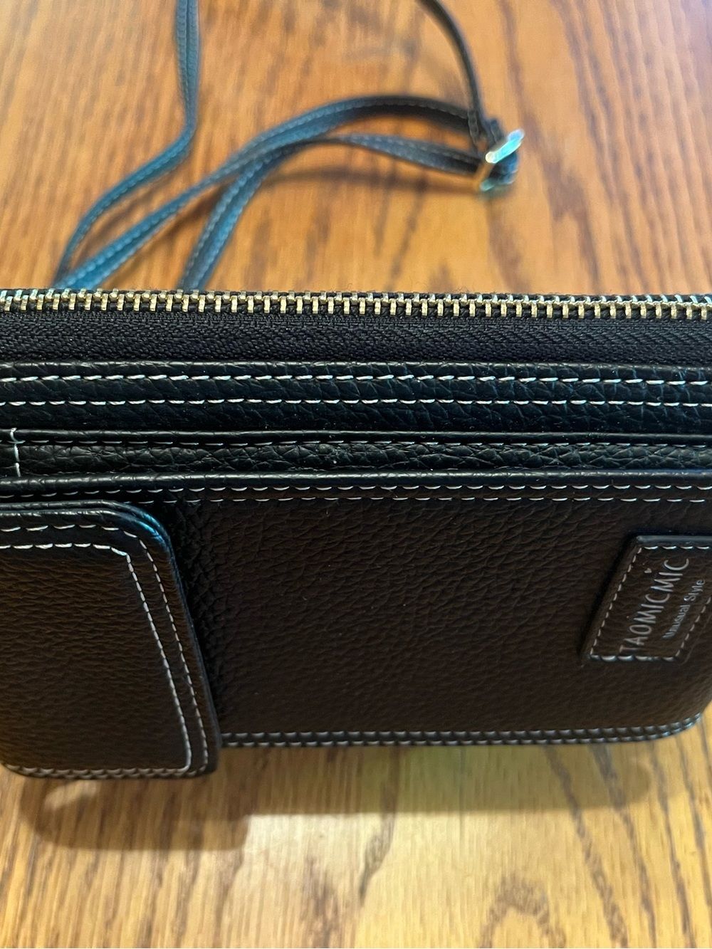 Compact Black Crossbody Bag with Contrast Stitching - Picture 4 of 12
